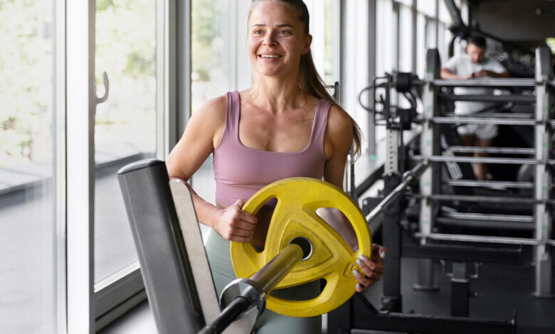 Mujer de 40 años realizando ejercicios de fuerza en el gimnasio