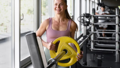 Mujeres levantando pesas en un gimnasio