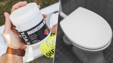 Una imagen de un frasco de suplemento de magnesio con una cuchara y un vaso de agua