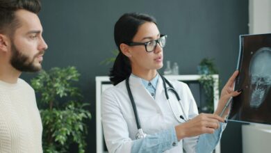 Imagen de un médico realizando un reconocimiento médico a un trabajador