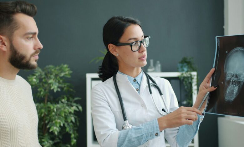 Imagen de un médico realizando un reconocimiento médico a un trabajador