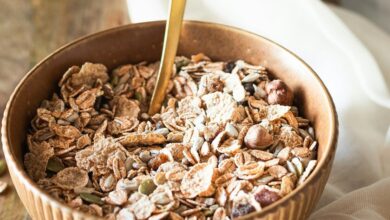 Imagen de una taza de avena con frutas frescas