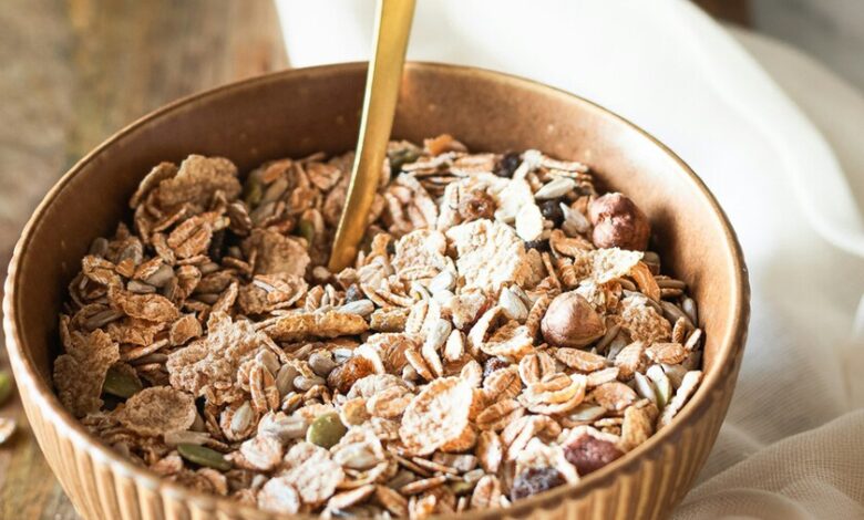 Imagen de una taza de avena con frutas frescas