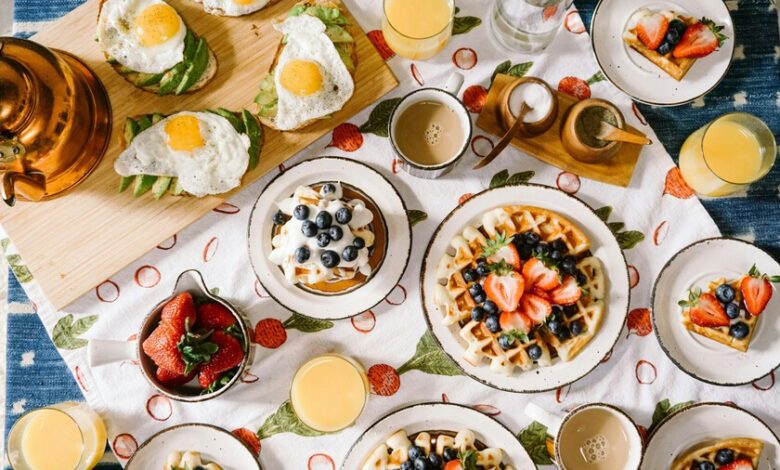 Una persona disfrutando de un desayuno saludable