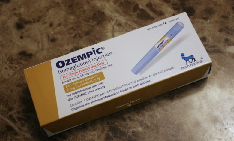 Imagen de una persona sosteniendo una tableta de Ozempic, con un fondo de gráficos de pérdida de peso y control de la diabetes