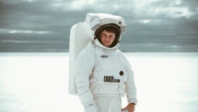 Astronauta en el espacio con una muestra de sangre