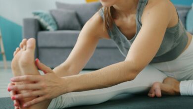 Un hombre mayor haciendo ejercicio en una escalera con peso