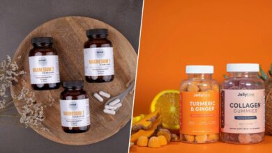 Persona tomando suplementos con expresión de preocupación