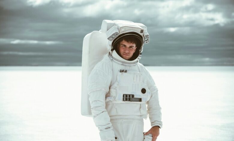 Astronauta en el espacio con una muestra de sangre