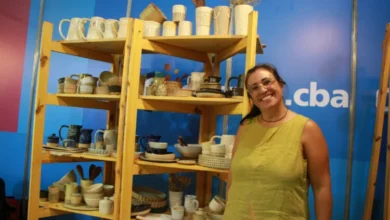 Imagen de una feria de artesanías con personas vendiendo productos