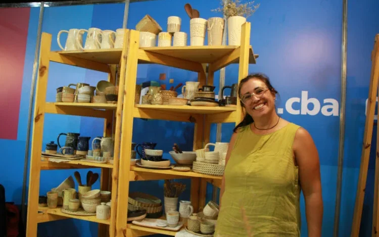 Imagen de una feria de artesanías con personas vendiendo productos