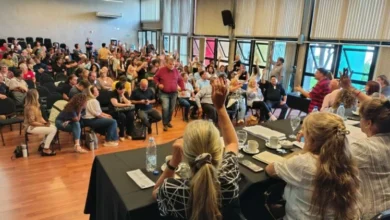 Docentes en una asamblea