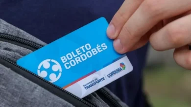 Estudiantes con mochilas esperando el colectivo
