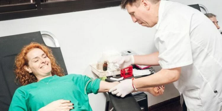 Voluntarios donando sangre en un hospital