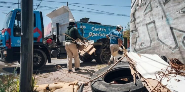 Operativo de descacharreo en un barrio de Córdoba