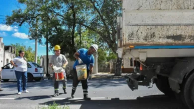 Personal municipal recogiendo objetos que pueden acumular agua en un barrio de Córdoba