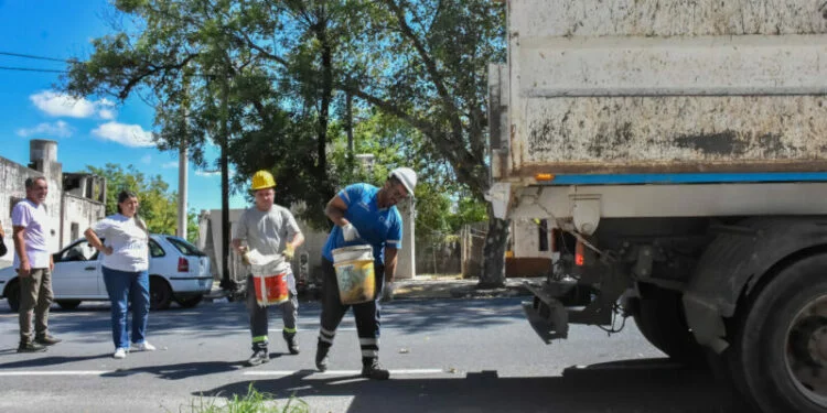 Personal municipal recogiendo objetos que pueden acumular agua en un barrio de Córdoba