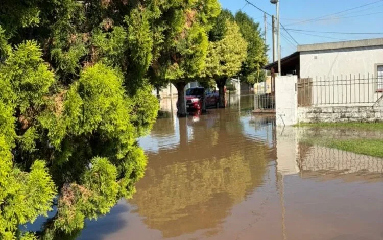 Equipos de Protección Civil, Bomberos, Policía y Recursos Hídricos trabajan en la zona afectada por las lluvias en San Justo