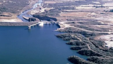 Imagen de un dique en Córdoba con agua desbordando
