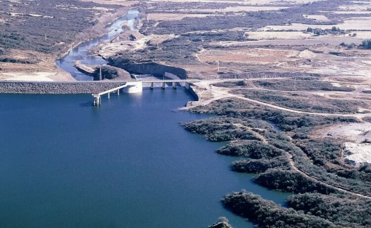 Imagen de un dique en Córdoba con agua desbordando
