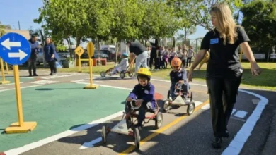 Niños y niñas aprendiendo a cruzar la calle de manera segura
