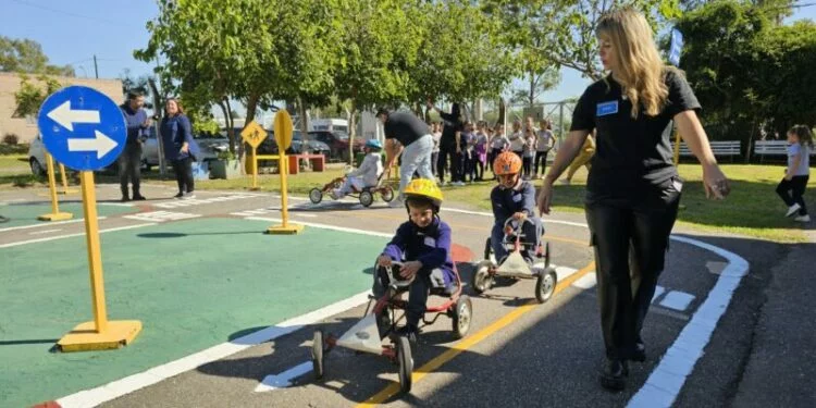 Niños y niñas aprendiendo a cruzar la calle de manera segura
