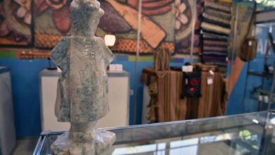 Imagen de un artesano trabajando en su taller