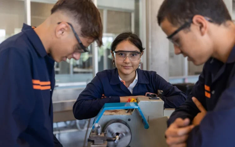 Estudiantes en un aula de secundaria técnica