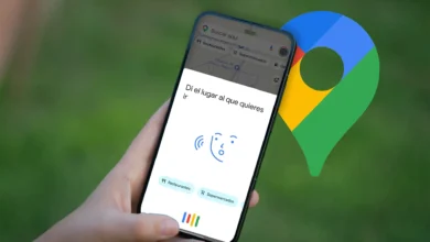Imagen de un automóvil con una pantalla de Google Maps activa