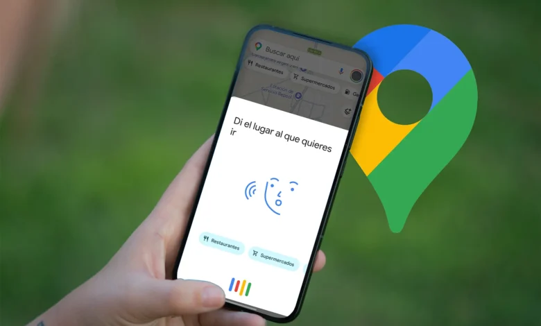 Imagen de un automóvil con una pantalla de Google Maps activa
