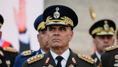 Vladimir Padrino López y Delcy Rodríguez en una reunión oficial