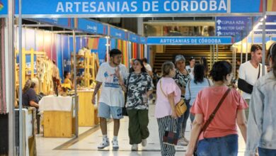 Artesanos cordobeses trabajando en sus creaciones para la feria