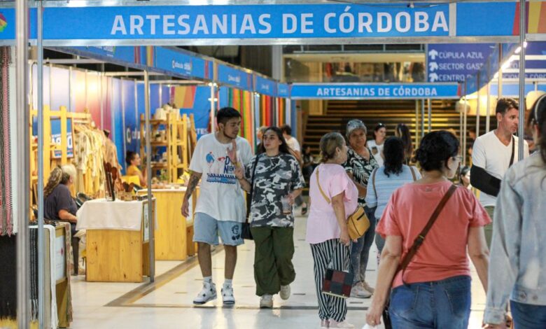 Artesanos cordobeses trabajando en sus creaciones para la feria