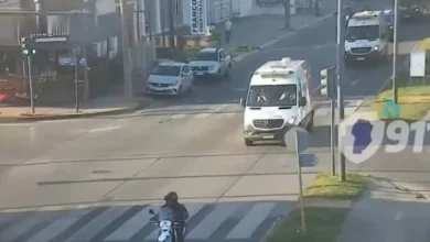 Imagen de un equipo médico transportando un corazón para trasplante