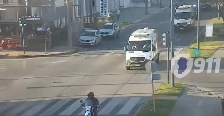Imagen de un equipo médico transportando un corazón para trasplante