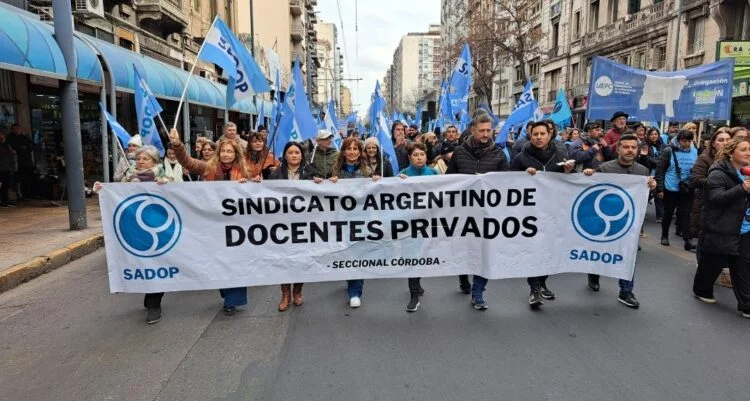 Docentes privados en movilización nocturna