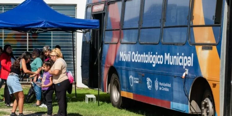 Niños y padres en el Parque Educativo Norte, barrio Marqués Anexo, durante el programa Vuelta al Cole