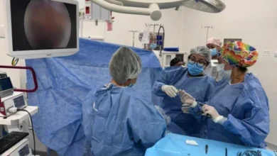 Equipo médico realizando cirugía digestiva por laparoscopía en recién nacido