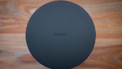 Imagen del logotipo de Sonos con un dispositivo de streaming en el fondo