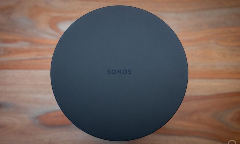 Imagen del logotipo de Sonos con un dispositivo de streaming en el fondo