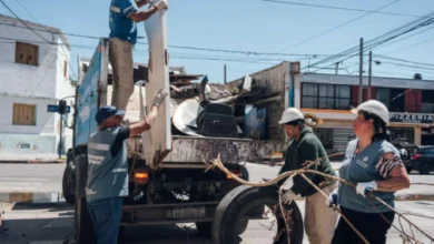 Personal de salud aplicando vacunas contra el dengue en un centro de salud de Córdoba