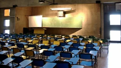 Estudiantes y docentes en paro frente a una universidad