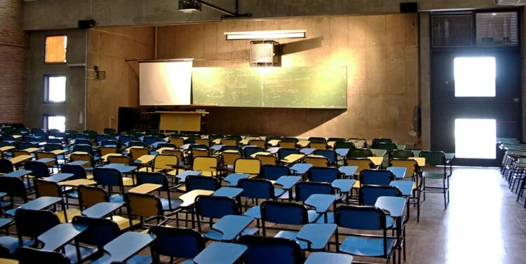 Estudiantes y docentes en paro frente a una universidad