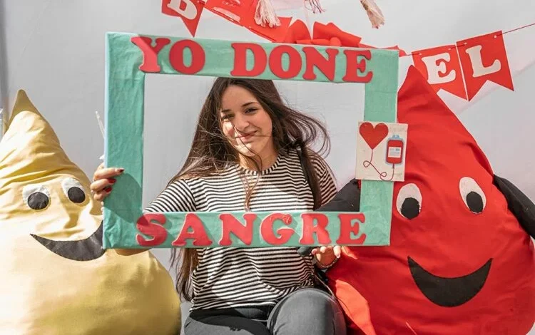 Persona donando sangre en un centro de salud de Córdoba
