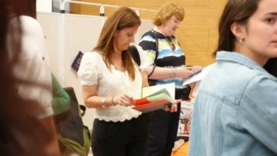 Estudiantes de secundaria leyendo libros en una biblioteca escolar