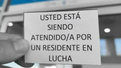 Médicos residentes con carteles en una protesta