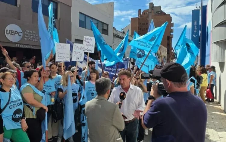 Docentes cordobeses marchando por mejores salarios