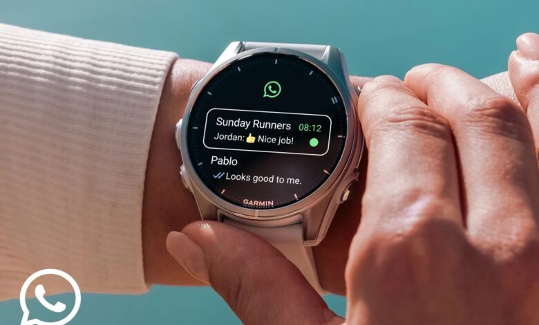 Imagen de un reloj Garmin con la aplicación de WhatsApp en la pantalla