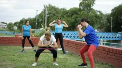 Imagen de personas haciendo gimnasia en un parque