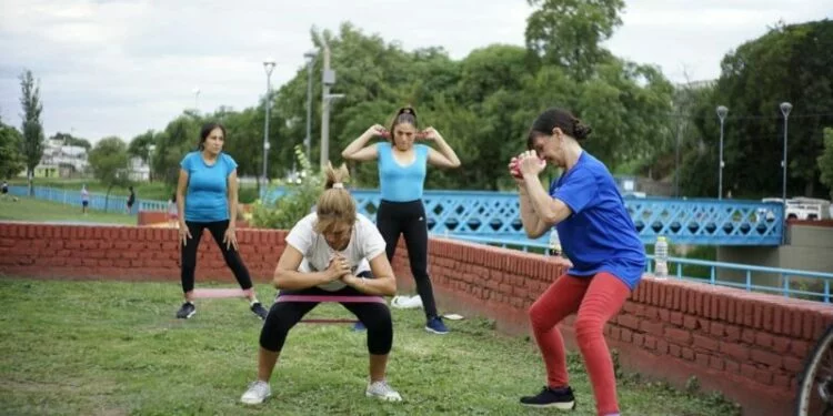 Imagen de personas haciendo gimnasia en un parque